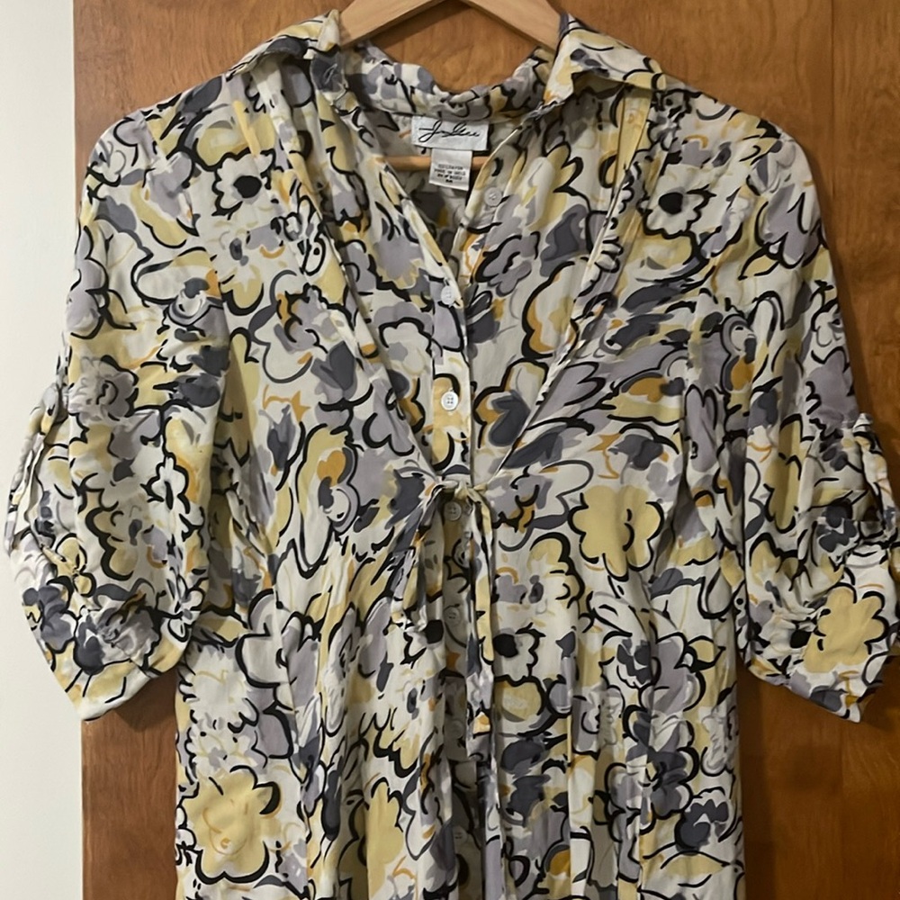 Women’s tunic blouse This is a stylish women's floral blouse EUC by J Glee